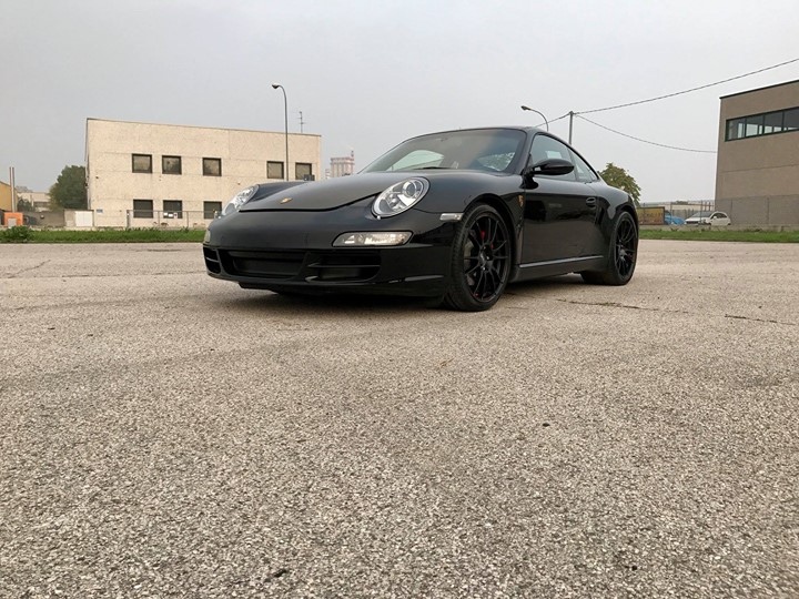 Questa bellissima Porsche dal nero intenso ci è venuta a trovare per un lifting …