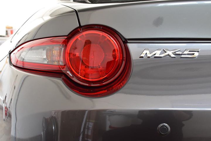 Siete pronti per vedere ogni singola parte di questa  #Mazda curata e protetta d…